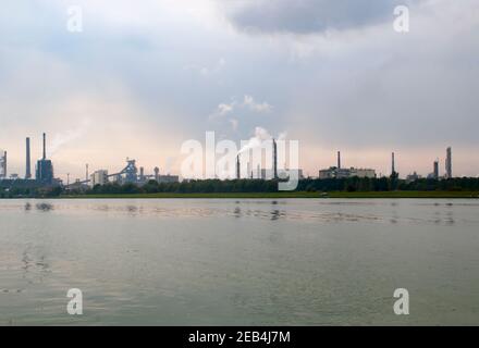 Zone industrielle de Linz en Autriche. Le Danube dans l'avant-plan Banque D'Images