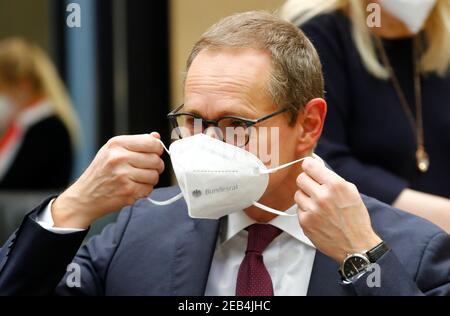 Berlin, Allemagne. 12 février 2021. Michael Müller (SPD), Maire de Berlin, assiste à la 1 000e session du Bundesrat. La chambre des Länder a été constituée à Bonn le 7 septembre 1949 - le même jour que le Bundestag. Credit: Fabrizio Bensch/Reuters/Pool/dpa/Alamy Live News Banque D'Images