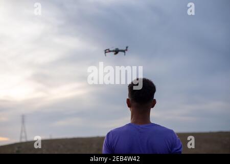 Jeune garçon volant un drone vu de l'arrière Banque D'Images