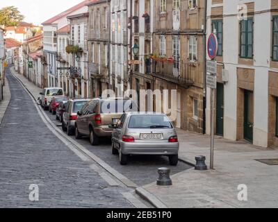 La rue étroite et pavée Hortas (Rua das Hortas) est la première étape de Camino Finisterre - Saint-Jacques-de-Compostelle, Galice, Espagne Banque D'Images