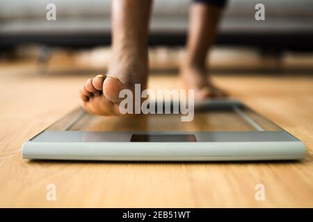 Vérification de la perte de poids après l'entraînement. Mesure de la balance Banque D'Images