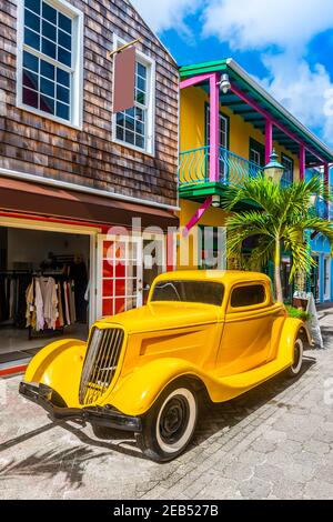 Philipsburg rue avec une vieille automobile comme décoration, sur l'île de Saint Martin dans les Caraïbes Banque D'Images