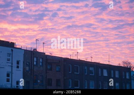 Londres, Royaume-Uni. Spectaculaire lever de soleil rouge avec la formation de nuages d'Altocumulus au-dessus de Londres, Royaume-Uni maisons 12 février 2021 crédit: Denise Laura Baker/Alamy Live News Banque D'Images