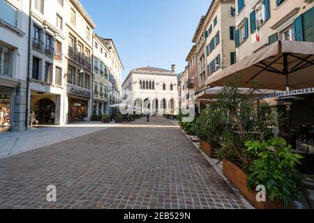 Udine, Italie. 11 février 2020. Vue panoramique sur la rue Mercatovecchio dans le centre-ville Banque D'Images