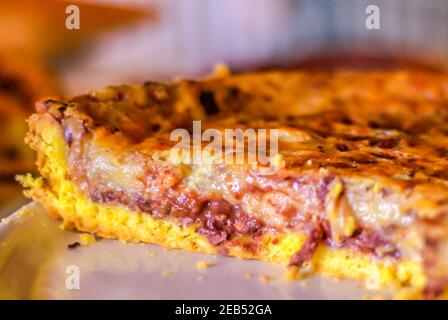 excellent et délicieux gâteau fait maison avec une base de court pâtisserie et une couche de chocolat amer et d'édulcorant et poires Banque D'Images