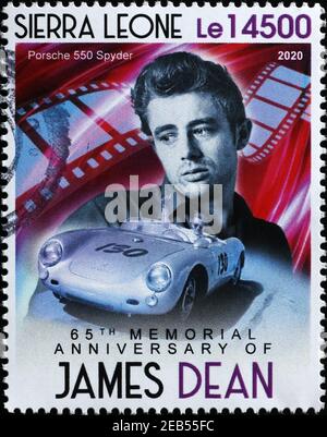 James Dean sur une voiture de course en timbre-poste Banque D'Images