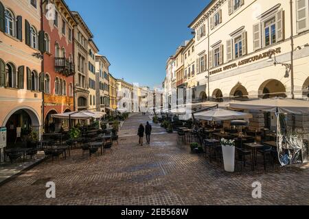 Udine, Italie. 11 février 2020. Vue panoramique sur la rue Mercatovecchio dans le centre-ville Banque D'Images