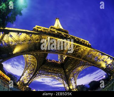 2000 TOUR EIFFEL HISTORIQUE (© GUSTAVE EIFFEL ET STEVEN SAUVESTRE 1887) PARIS FRANCE Banque D'Images