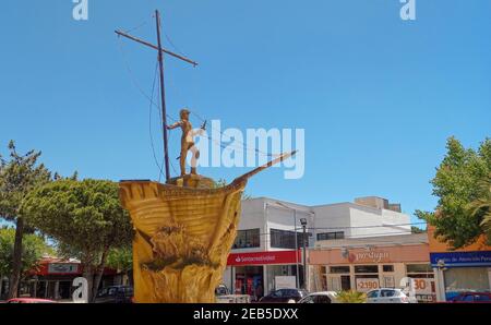 MAR DE AJO, LA COSTA, BUENOS AIRES, ARGENTINE - 18 décembre 2020 : le Libérateur et la mer. Monument construit en 1988. San Martin à bord de la goélette Mocte Banque D'Images