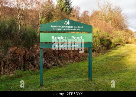Mossdale, Écosse - 21 décembre 2020 : panneau forestier de Raiders Road dans le parc forestier Galloway, Mossdale, Écosse Banque D'Images