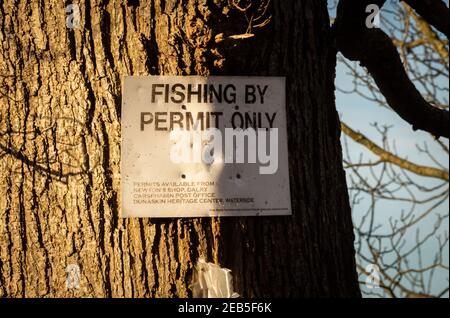 Dalry, Écosse - 21 décembre 2020 : l'Association de pêche à la ligne de Dalry signe d'avertissement concernant la pêche par permis seulement, Écosse Banque D'Images