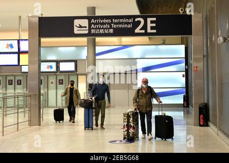 Photo du dossier datée du 03 février 2021 de voyageurs arrivant à l'aéroport Roissy Charles de Gaulle, au nord de Paris. La France a abandonné son projet d’extension majeure de l’aéroport de Roissy-Charles de Gaulle à Paris après que le projet ait été jugé « obsolète » et incompatible avec la lutte contre le changement climatique. La construction d’un quatrième terminal, qui devait être achevé en 2037, aurait coûté environ 7-9 milliards d’euros et aurait augmenté la capacité de l’aéroport de 40 millions de passagers par an. Photo d'Aurore Marechal/ABACAPRESS.COM Banque D'Images