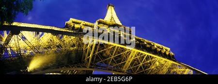 2000 TOUR EIFFEL HISTORIQUE (© GUSTAVE EIFFEL ET STEVEN SAUVESTRE 1887) PARIS FRANCE Banque D'Images