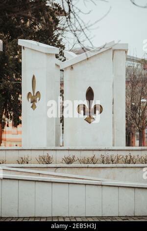 BRCKO, BOSNIE-HERZÉGOVINE - 11 févr. 2021 : monument Lilly des combattants tombés de l'armée de Bosnie-Herzégovine Banque D'Images