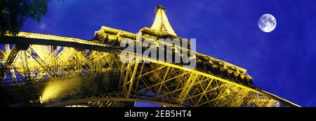 2000 TOUR EIFFEL HISTORIQUE (© GUSTAVE EIFFEL ET STEVEN SAUVESTRE 1887) PARIS FRANCE Banque D'Images