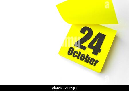 24 octobre. Jour 24 du mois, date du calendrier. Gros plan papier vierge autocollant de rappel jaune sur fond blanc. Automne mois, jour de l'année conc Banque D'Images