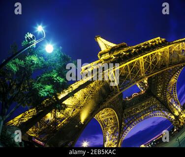 2000 TOUR EIFFEL HISTORIQUE (© GUSTAVE EIFFEL ET STEVEN SAUVESTRE 1887) PARIS FRANCE Banque D'Images