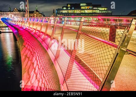 Lille Langebro est un pont vélo et piéton moderne à Copenhague, au Danemark. Un pont-carte élégant et contemporain traverse le canal ou le quai de la ville Banque D'Images