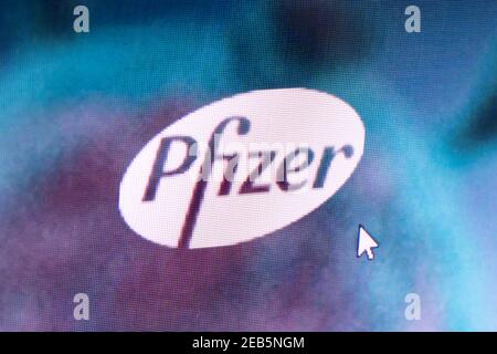 Gros plan de l'écran avec le logo Pfizer et le curseur Banque D'Images
