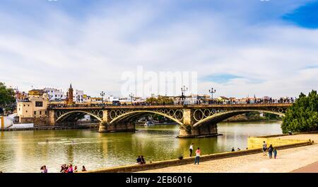 Le pont Isabel II sur le fleuve Guadalquivir à Séville, Andalousie, Espagne Banque D'Images