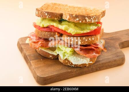 Sandwich laitue LGBT, guacamole, bacon et tomate Banque D'Images