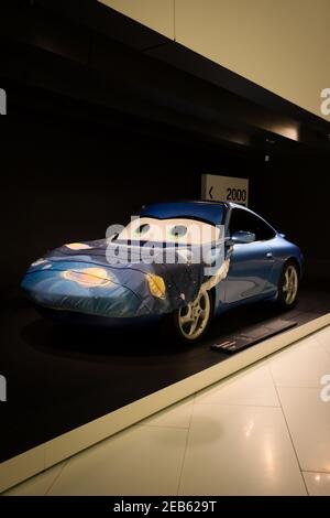 Sally Carrera du film Cars au musée Porsche de Stuttgart, Allemagne. Banque D'Images