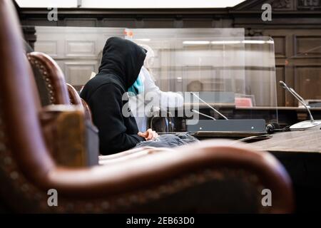 Hambourg, Allemagne. 12 février 2021. Le défendeur de 29 ans est assis dans la salle d'audience du bâtiment de la justice pénale avant le début de la procédure de sauvegarde. Quatre mois après l'attaque contre un étudiant juif devant la synagogue de Hambourg, le procès de l'auteur présumé a commencé vendredi. Selon un rapport psychiatrique, le citoyen allemand né au Kazakhstan est incapable de se culpabilité. Credit: Christian Charisius/dpa/Pool/dpa/Alay Live News Banque D'Images