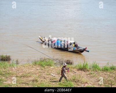 Bateau de la communauté de Cham, le peuple musulman qui a traditionnellement vécu dans des bateaux sur le Tonle SAP et le Mékong dans le Phnom Penh, au Cambodge. Banque D'Images