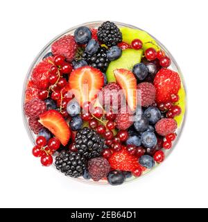 Salade de fruits dans un bol en verre vue de dessus isolée sur fond blanc. Banque D'Images