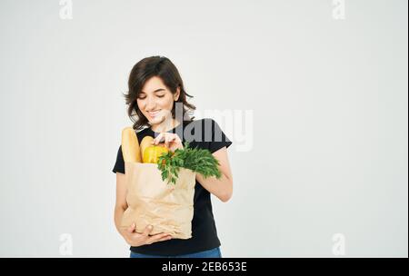 Femme avec un paquet de nourriture saine alimentation shopping à la maison stocker Banque D'Images