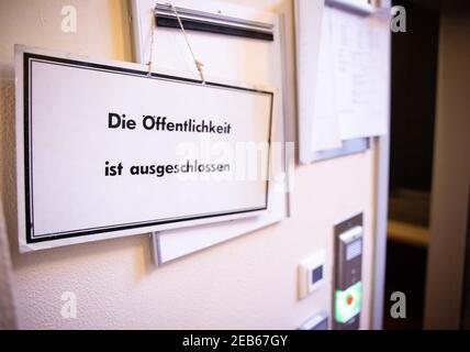 Hambourg, Allemagne. 12 février 2021. Un panneau portant l'inscription « le public est exclu » est accroché devant l'entrée de la salle d'audience. Quatre mois après l'attaque contre un étudiant juif devant la synagogue de Hambourg, le procès de l'auteur présumé a commencé vendredi. Selon un rapport psychiatrique, l'accusé de 29 ans, citoyen allemand né au Kazakhstan, n'est pas coupable. Credit: Christian Charisius/dpa/Alay Live News Banque D'Images