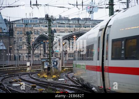 COLOGNE, ALLEMAGNE - 07 février 2021 : train arrivant à la gare centrale de Cologne Banque D'Images