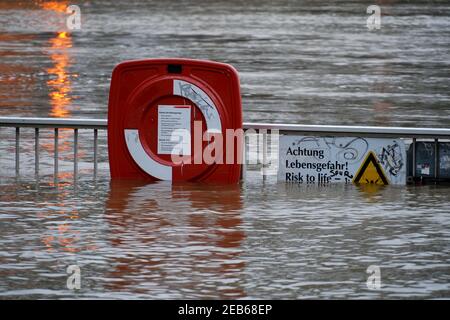 COLOGNE, ALLEMAGNE - 07 février 2021: Panneau d'avertissement, bouée de sauvetage selon la marée haute du Rhin à Cologne au milieu de l'eau courante Banque D'Images