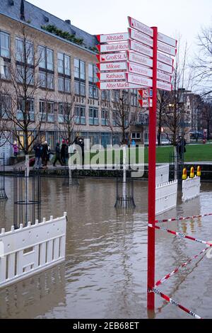 COLOGNE, ALLEMAGNE - 07 février 2021 : vieille ville de Cologne, partiellement inondée en raison de la marée haute Banque D'Images