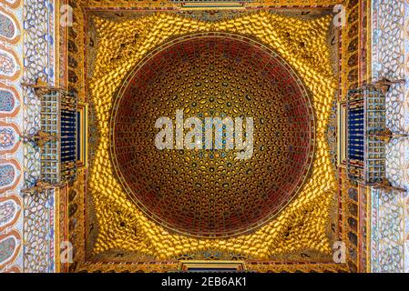 Plafond d'un palais à l'Alcazar de Séville en Andalousie, Espagne Banque D'Images