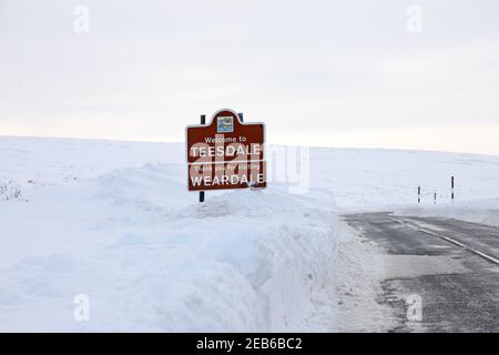 B6278, Teesdale, comté de Durham, Royaume-Uni. 12 février 2021. Météo Royaume-Uni. Les vents forts et la neige abondante de la semaine dernière ont créé de grandes dérives le long de la route B6278 entre Teesdale et Weardale dans le comté de Durham. Crédit : David Forster/Alamy Live News Banque D'Images