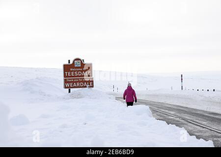 B6278, Teesdale, comté de Durham, Royaume-Uni. 12 février 2021. Météo Royaume-Uni. Les vents forts et la neige abondante de la semaine dernière ont créé de grandes dérives le long de la route B6278 entre Teesdale et Weardale dans le comté de Durham. Crédit : David Forster/Alamy Live News Banque D'Images