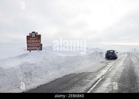 B6278, Teesdale, comté de Durham, Royaume-Uni. 12 février 2021. Météo Royaume-Uni. Les vents forts et la neige abondante de la semaine dernière ont créé de grandes dérives le long de la route B6278 entre Teesdale et Weardale dans le comté de Durham. Crédit : David Forster/Alamy Live News Banque D'Images