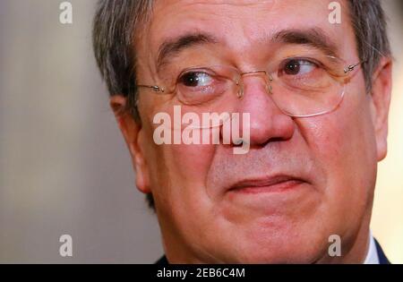 Berlin, Allemagne. 12 février 2021. Armin Laschet (CDU), Ministre Président de la Rhénanie-du-Nord-Westphalie, est interviewé lors de la 1 000e session du Bundesrat. La chambre des Länder a été constituée à Bonn le 7 septembre 1949 - le même jour que le Bundestag. Credit: Fabrizio Bensch/Reuters/Pool/dpa/Alamy Live News Banque D'Images