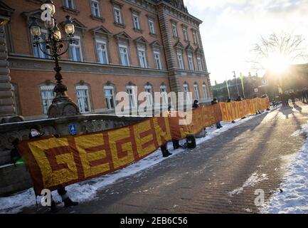 Hambourg, Allemagne. 12 février 2021. Les participants à un rassemblement tiennent une bannière avec le texte "contre tout l'antisémitisme" devant le bâtiment de la justice pénale. Quatre mois après l'attaque contre un étudiant juif devant la synagogue de Hambourg, le procès de l'auteur présumé a commencé vendredi. Selon un rapport psychiatrique, l'accusé de 29 ans, citoyen allemand né au Kazakhstan, est incapable de se culpabilité. Credit: Christian Charisius/dpa/Alay Live News Banque D'Images