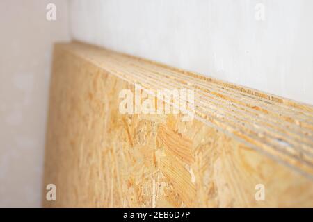 Draps en carton dans la chambre de la maison où la rénovation est en cours. Banque D'Images