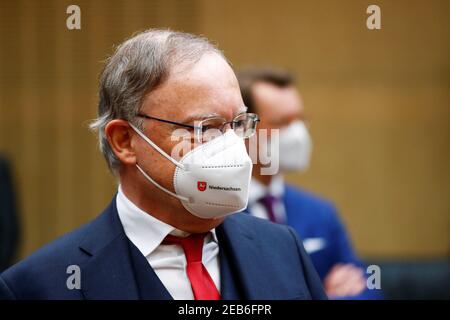 Berlin, Allemagne. 12 février 2021. Stephan Weil (SPD), ministre-président de la Basse-Saxe, assiste à la 1 000e session du Bundesrat portant la protection de la bouche et du nez. La chambre des Länder a été constituée à Bonn le 7 septembre 1949 - le même jour que le Bundestag. Credit: Fabrizio Bensch/Reuters/Pool/dpa/Alamy Live News Banque D'Images