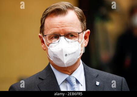 Berlin, Allemagne. 12 février 2021. Bodo Ramelow (Die Linke), Ministre-Président de la Thuringe, portant un protecteur de bouche-nez, participe à la 1 000e session du Bundesrat. La chambre des Länder a été constituée à Bonn le 7 septembre 1949 - le même jour que le Bundestag. Credit: Fabrizio Bensch/Reuters/Pool/dpa/Alamy Live News Banque D'Images