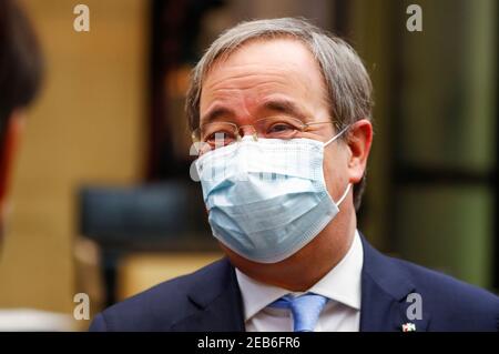 Berlin, Allemagne. 12 février 2021. Armin Laschet (CDU), Ministre-Président de la Rhénanie-du-Nord-Westphalie, portant un protecteur de bouche-nez, assiste à la 1 000e session du Bundesrat. La chambre des Länder a été constituée à Bonn le 7 septembre 1949 - le même jour que le Bundestag. Credit: Fabrizio Bensch/Reuters/Pool/dpa/Alamy Live News Banque D'Images