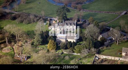 Vue aérienne de l'église St Marys de Cogges à Witney, Oxfordshire (la vue montre également le centre de l'église de Cogges et une grande maison (peut-être presbytère) à l'arrière Banque D'Images