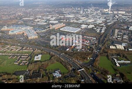 Vue aérienne depuis la J9 M60 du Trafford Centre & Trafford Park Industrial Estate, Manchester, Royaume-Uni Banque D'Images