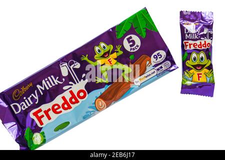 Paquet de lait Cadbury Dairy Freddo avec un retiré jeu sur fond blanc - paquet de 5 Banque D'Images