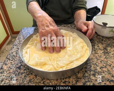 fermez les mains froissées pour faire de la pâte dans la cuisine Banque D'Images
