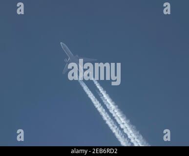 Londres, Royaume-Uni. 12 février 2021. Trafic aérien au-dessus de Londres pendant la pandémie Covid-19. Lufthansa Cargo McDonnell Douglas MD-11F vol de Chicago à Francfort à 34 900 pieds survolant Londres, Royaume-Uni. Crédit: Malcolm Park/Alay Banque D'Images