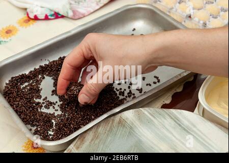 Ramassage à la main BRIGADEIRO sur plateau en aluminium le BRIGADEIRO est un dessert brésilien traditionnel. Vue de dessus. Banque D'Images